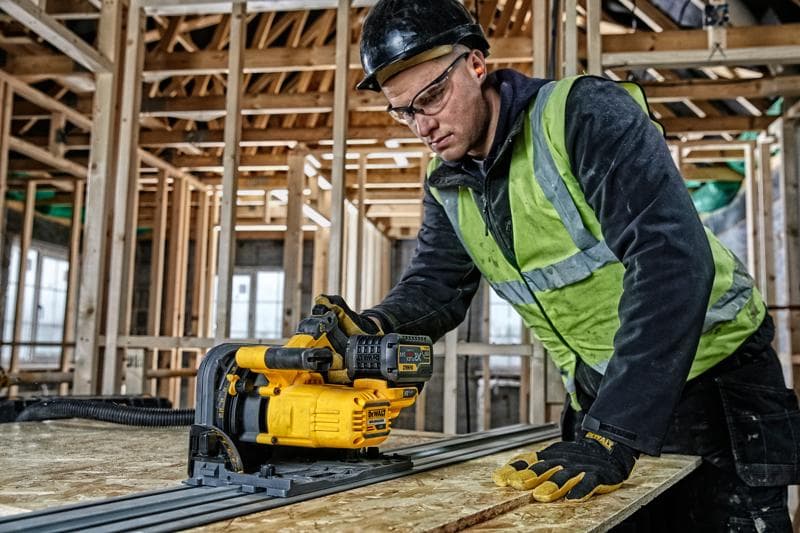 DEWALT DCS520T2-XE, DCS520T2 bei Bauarbeiten. Arbeiter nutzt gelbes Fotogerät auf Holz.